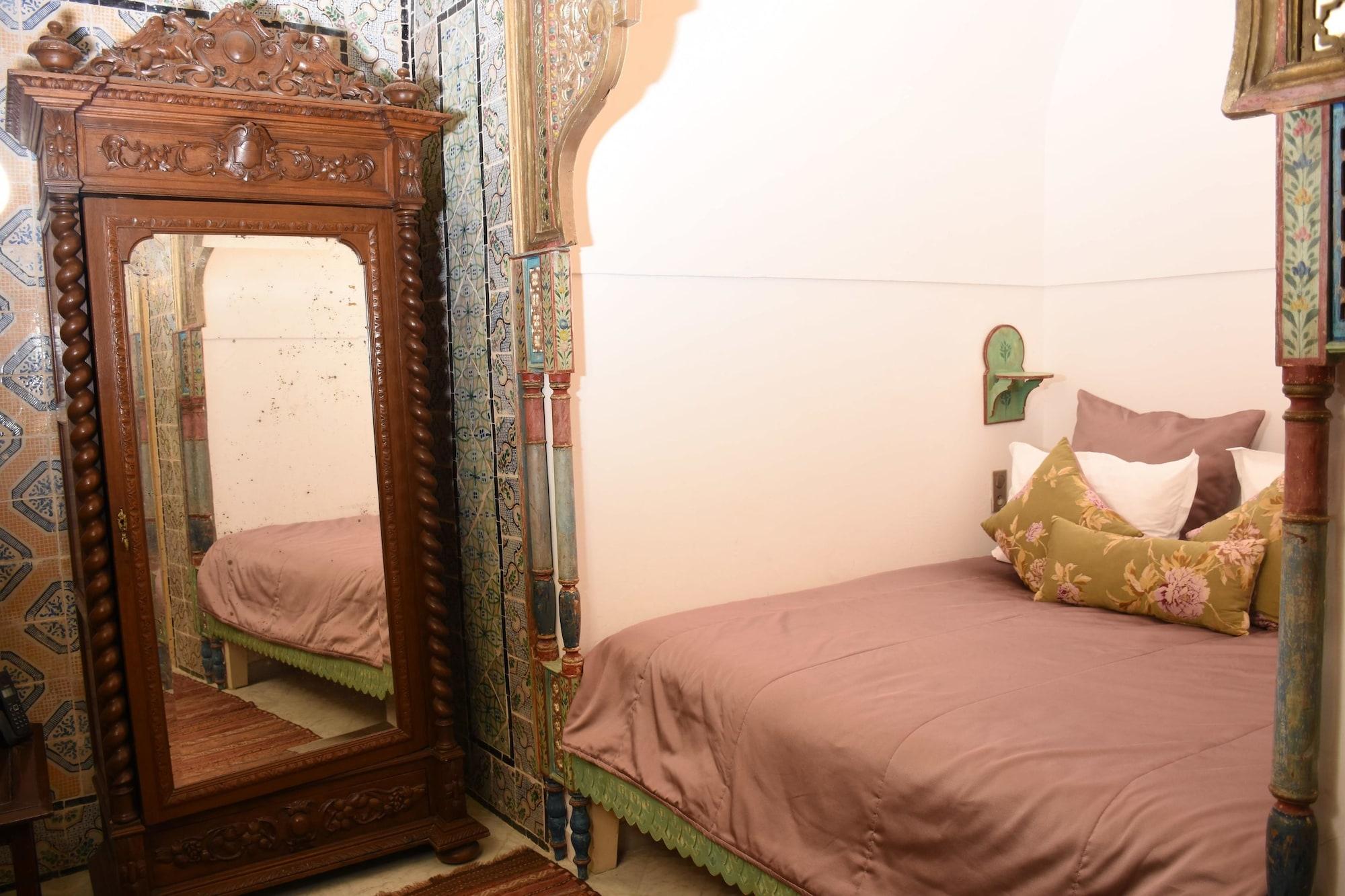 Palais Bayram Hotel Tunisz Kültér fotó A bedroom at the hotel