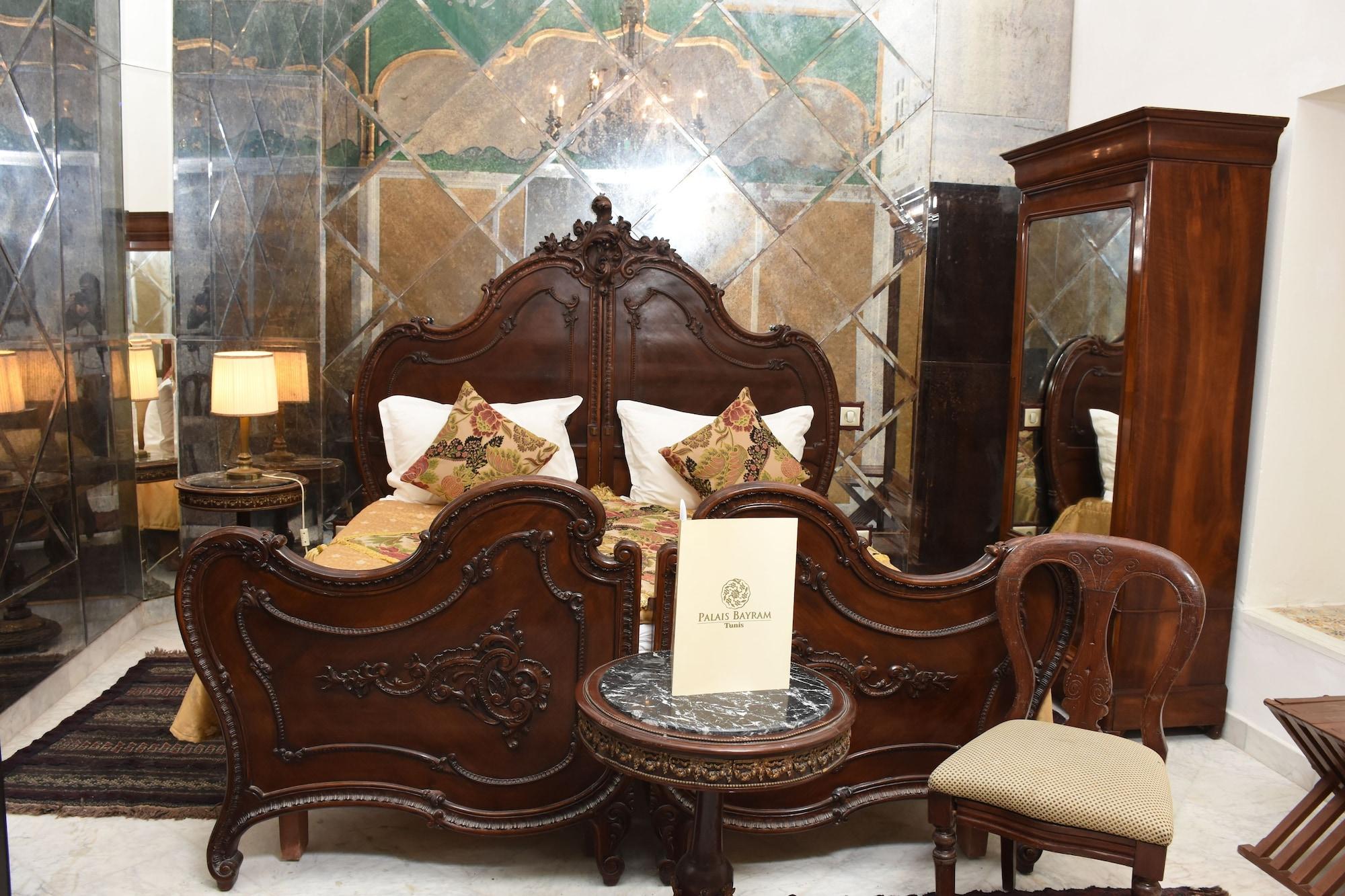 Palais Bayram Hotel Tunisz Kültér fotó Bedroom furniture