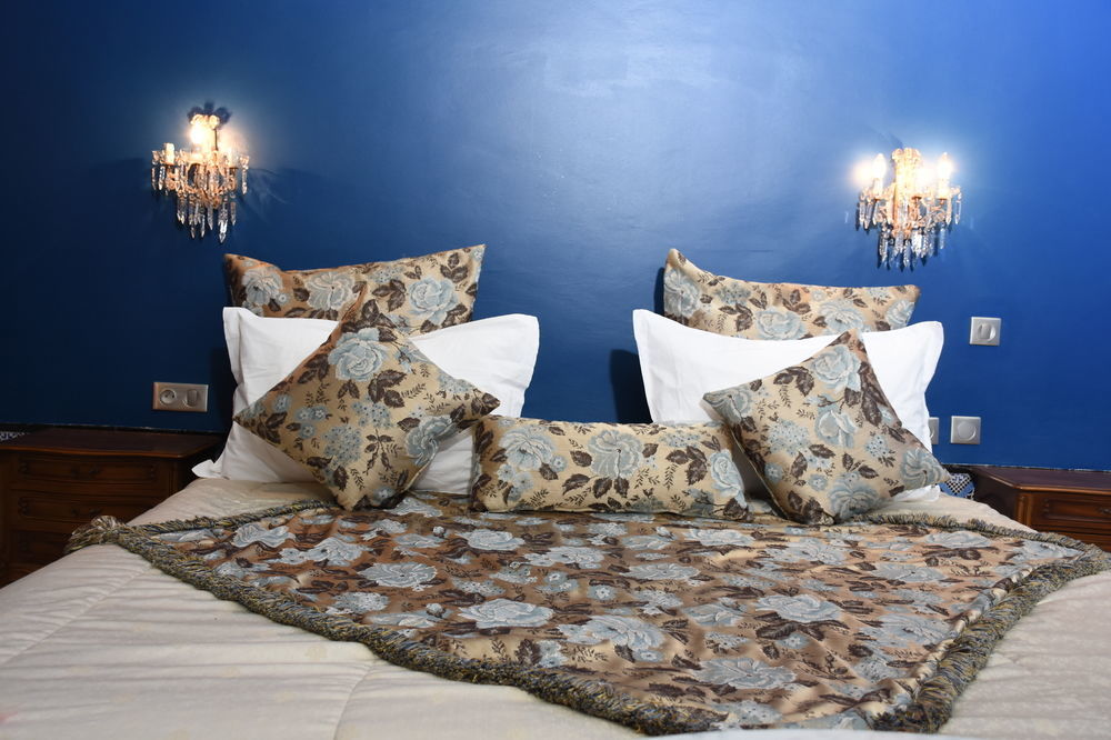 Palais Bayram Hotel Tunisz Kültér fotó A bed with cushions