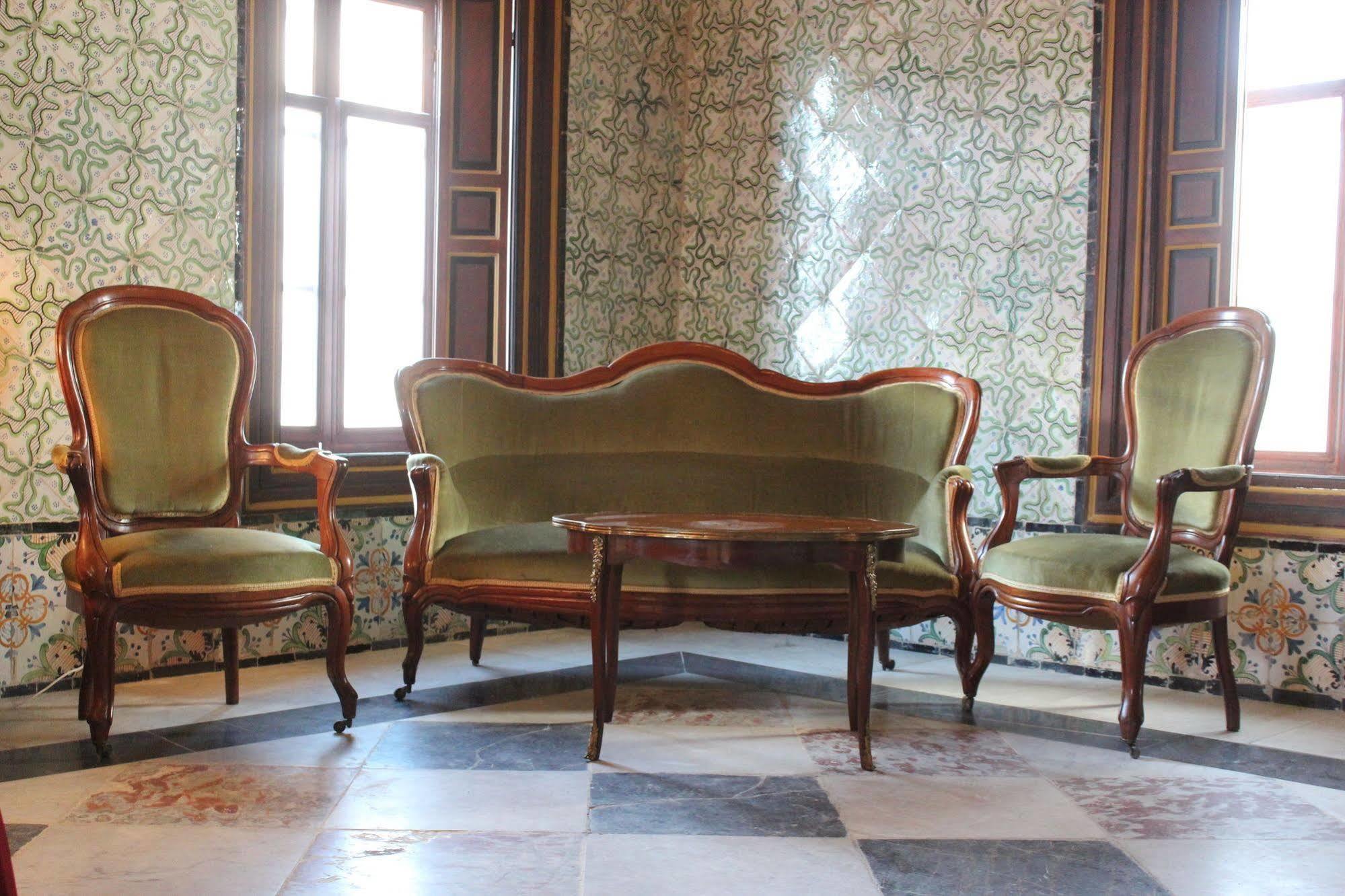 Palais Bayram Hotel Tunisz Kültér fotó Furniture in the palace
