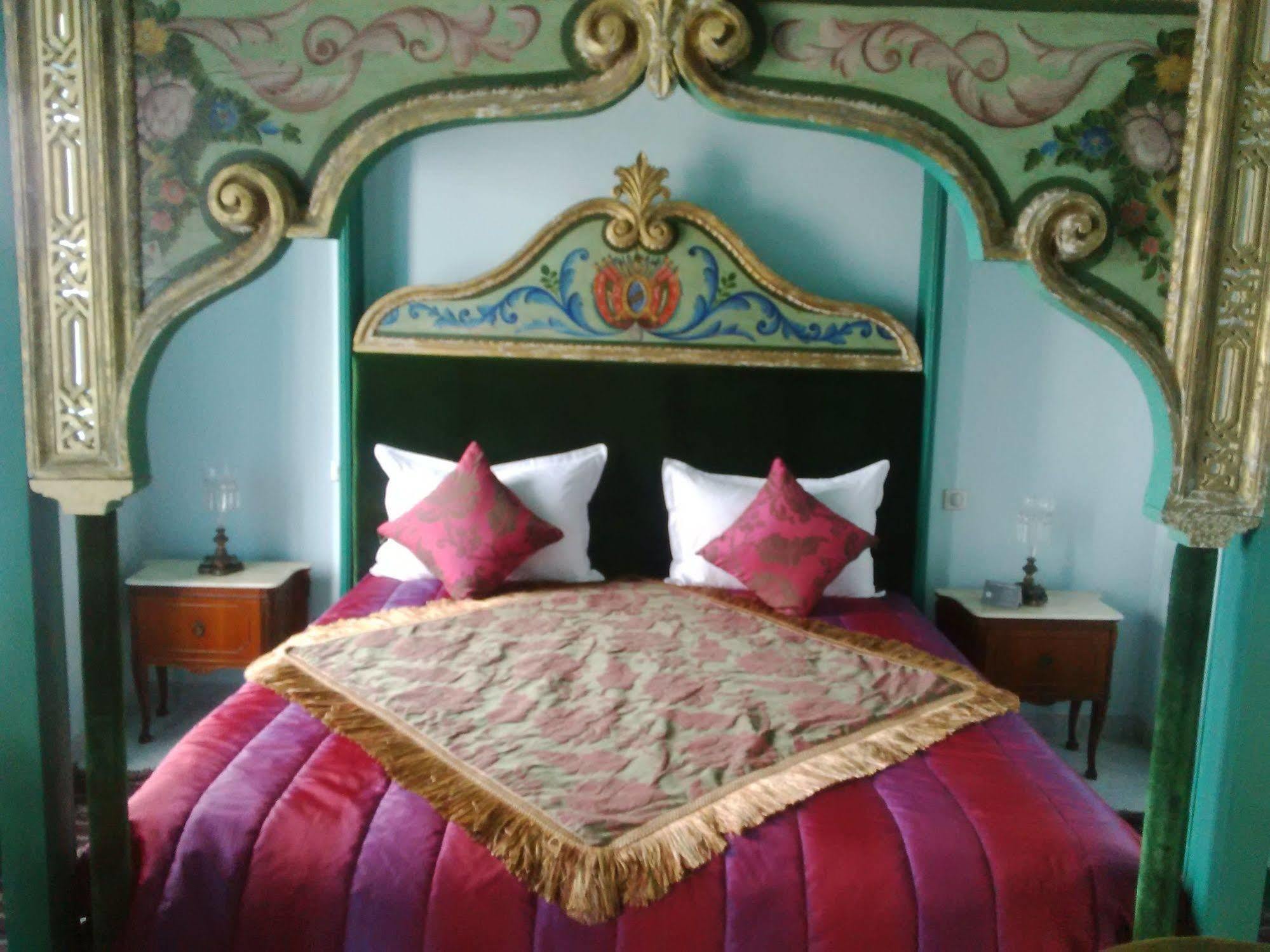 Palais Bayram Hotel Tunisz Kültér fotó A bedroom in the hotel