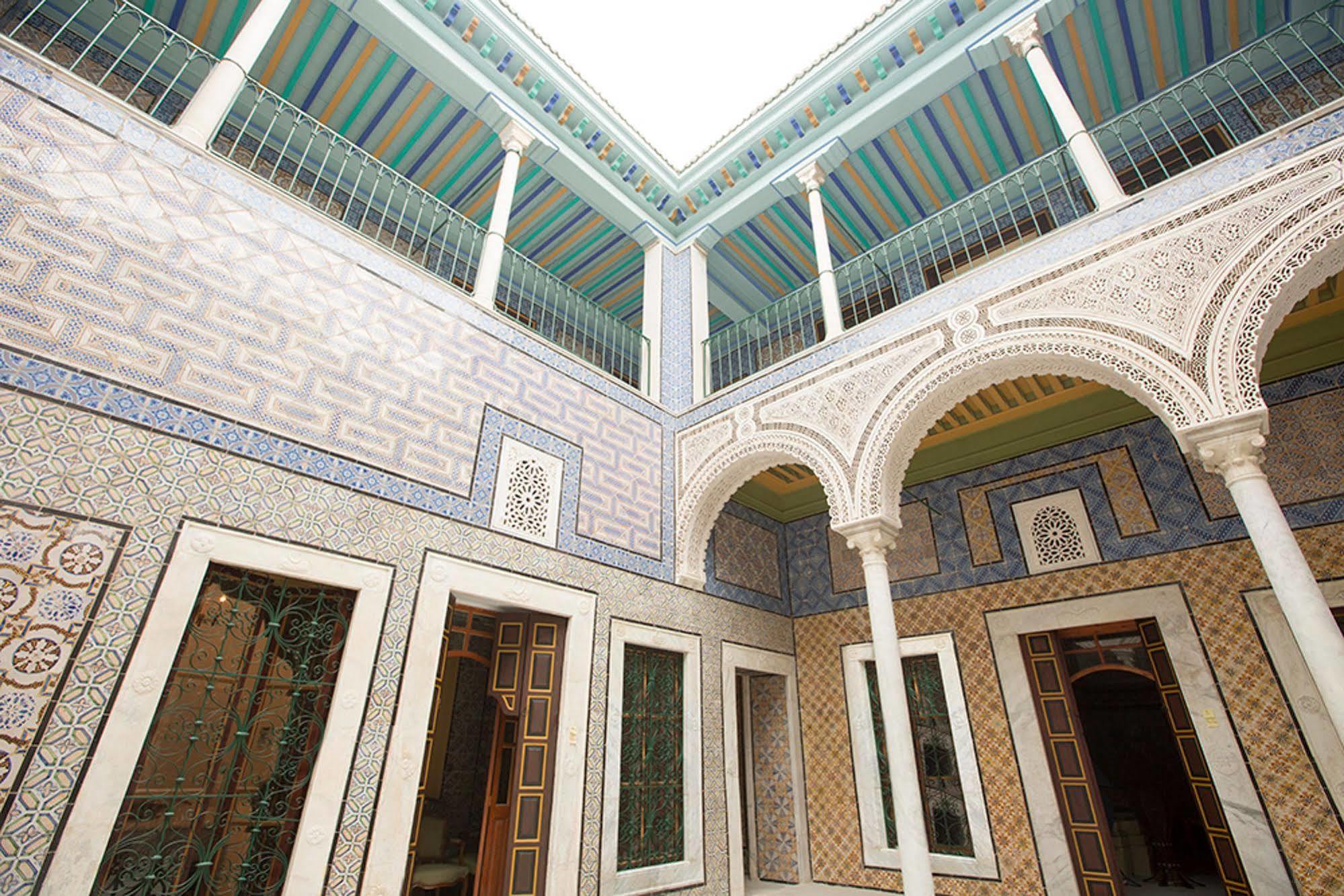 Palais Bayram Hotel Tunisz Kültér fotó The courtyard of the Dar Ben Abdallah