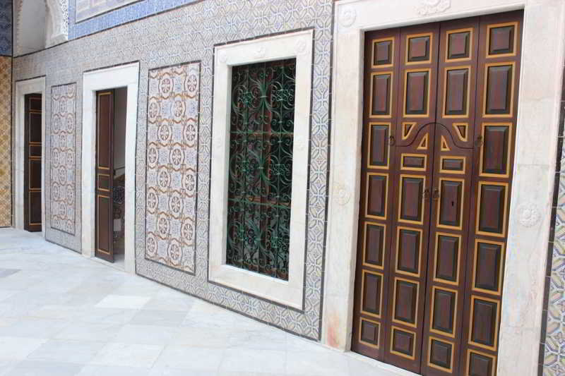 Palais Bayram Hotel Tunisz Kültér fotó Doors of the mausoleum